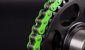 ¿Qué hace un piñón trasero más pequeño en un motor...